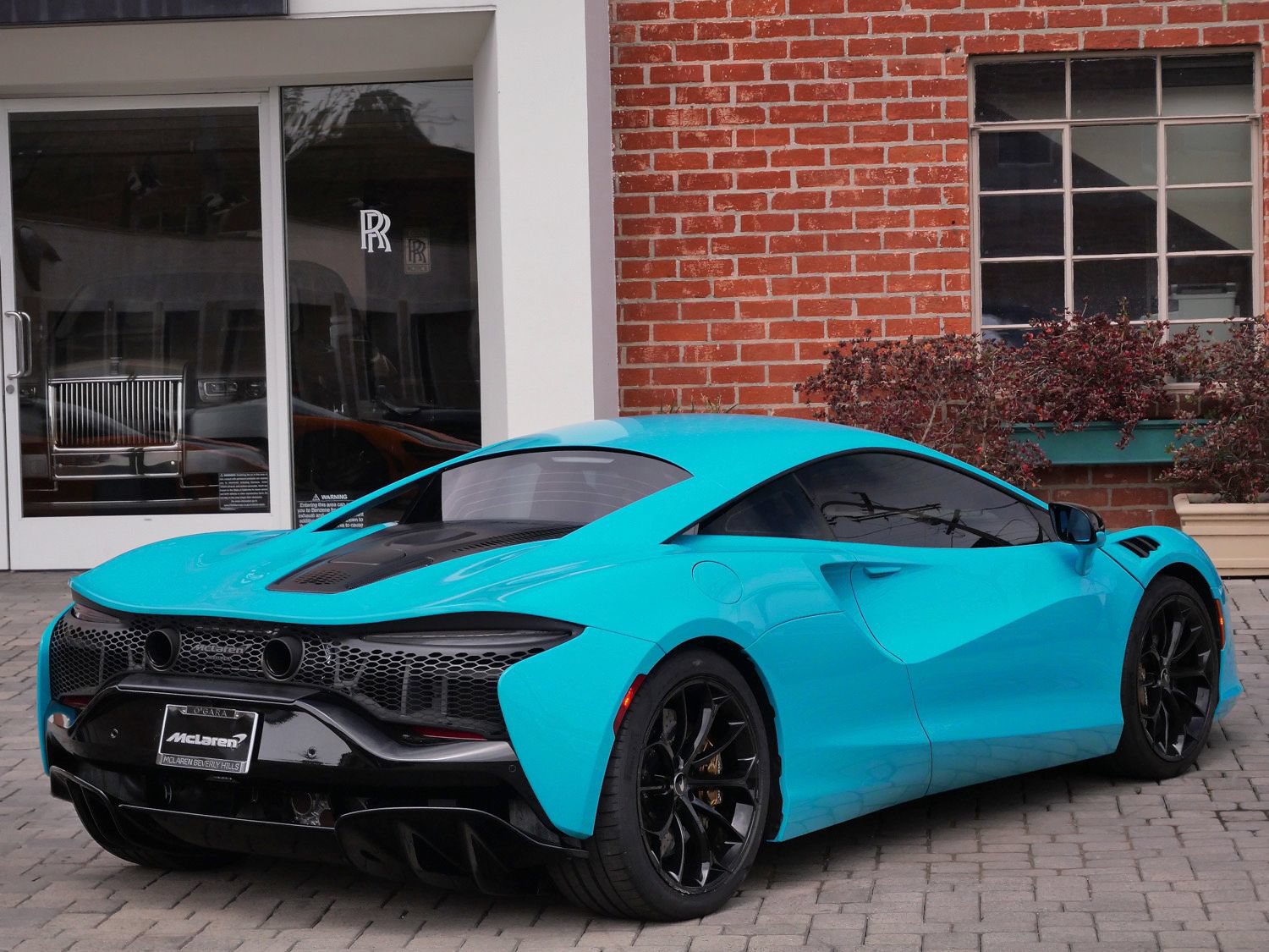 Used 2023 McLaren Artura RWD image 4