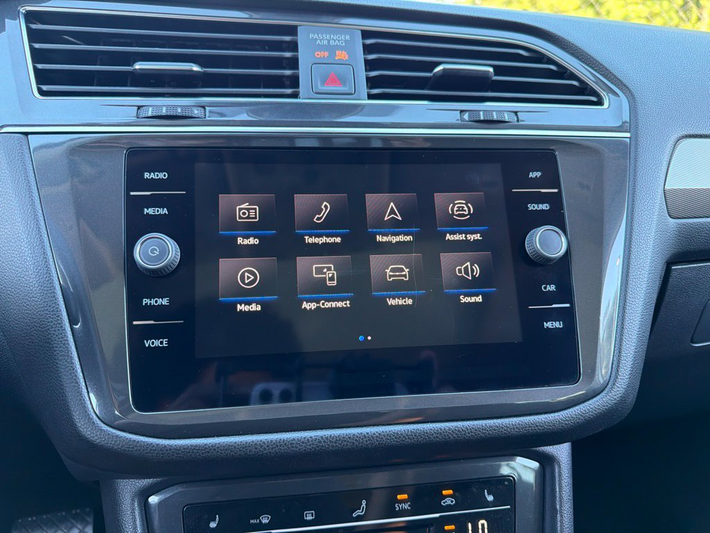 Used 2023 Volkswagen Tiguan SE w/ Panoramic Sunroof Package FWD image 10