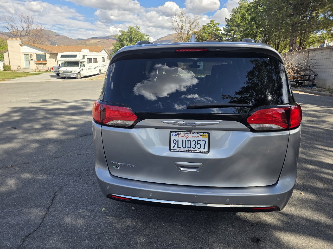 Used 2020 Chrysler Pacifica Touring-L w/ Tire & Wheel Group image 4