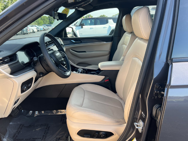 Used 2023 Jeep Grand Cherokee Limited w/ Luxury Tech Group II AWD/4WD image 4