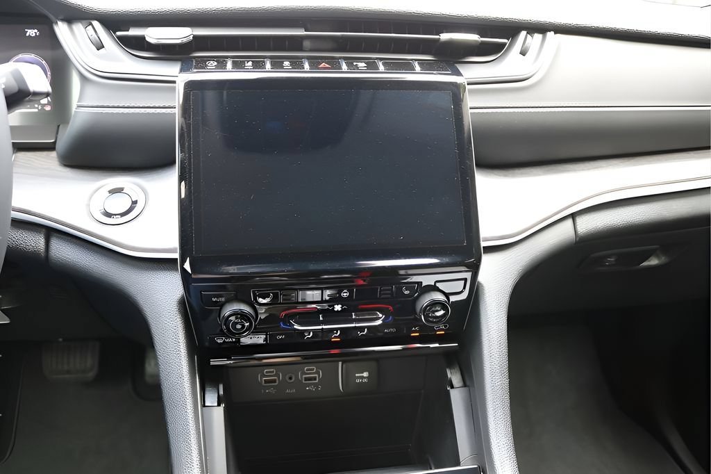 Used 2024 Jeep Grand Cherokee Limited AWD/4WD image 22