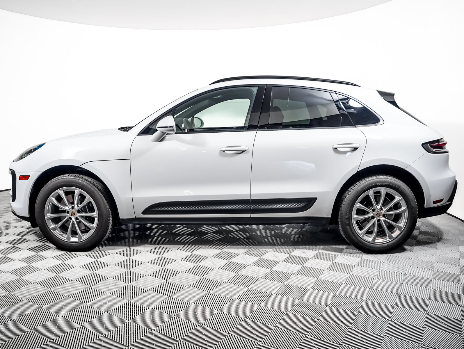 Certified 2023 Porsche Macan AWD/4WD image 2