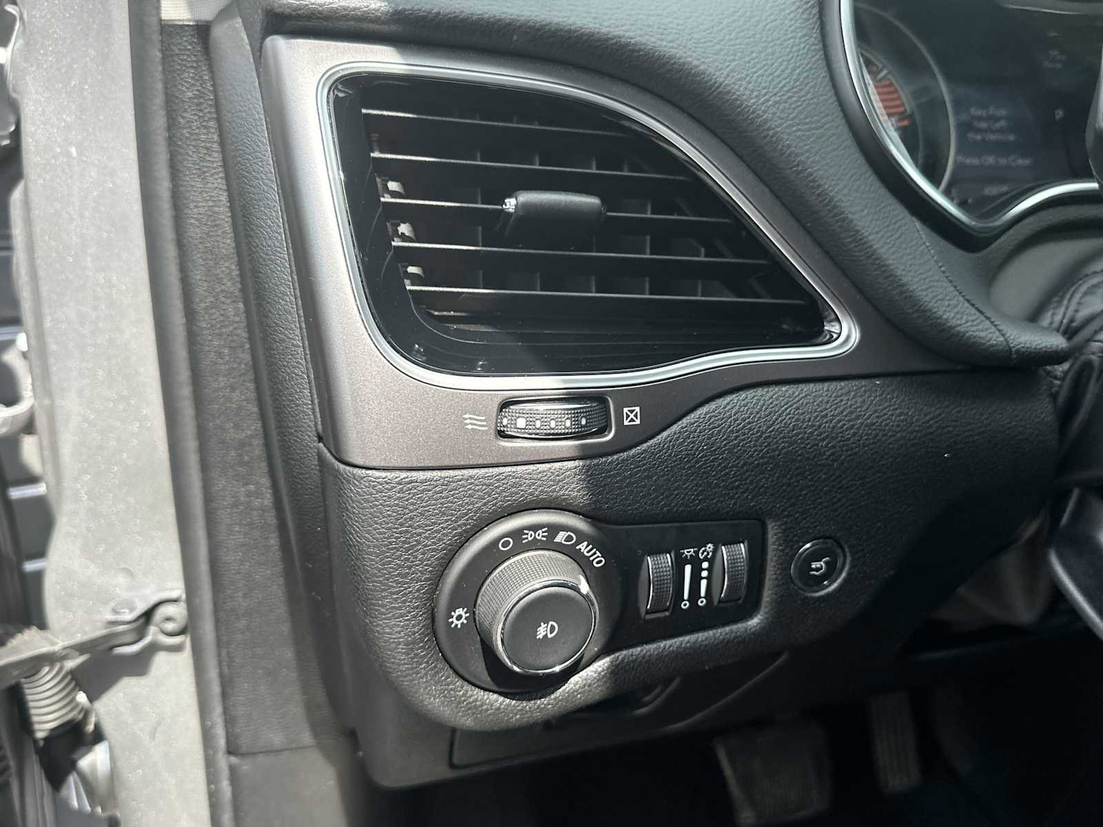 Used 2021 Jeep Cherokee Limited image 32