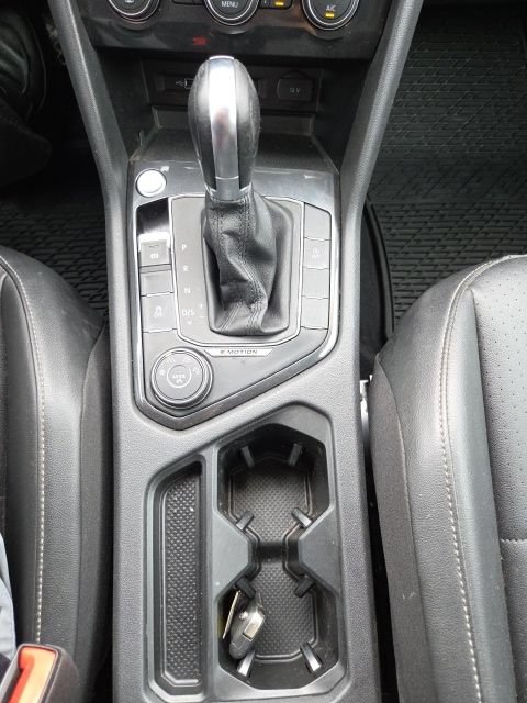 Used 2018 Volkswagen Tiguan SE AWD/4WD image 18