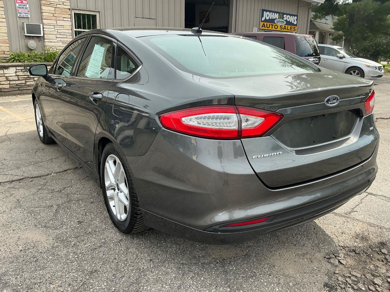 Used 2016 Ford Fusion SE FWD image 6