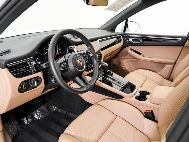 Certified 2025 Porsche Macan image 4