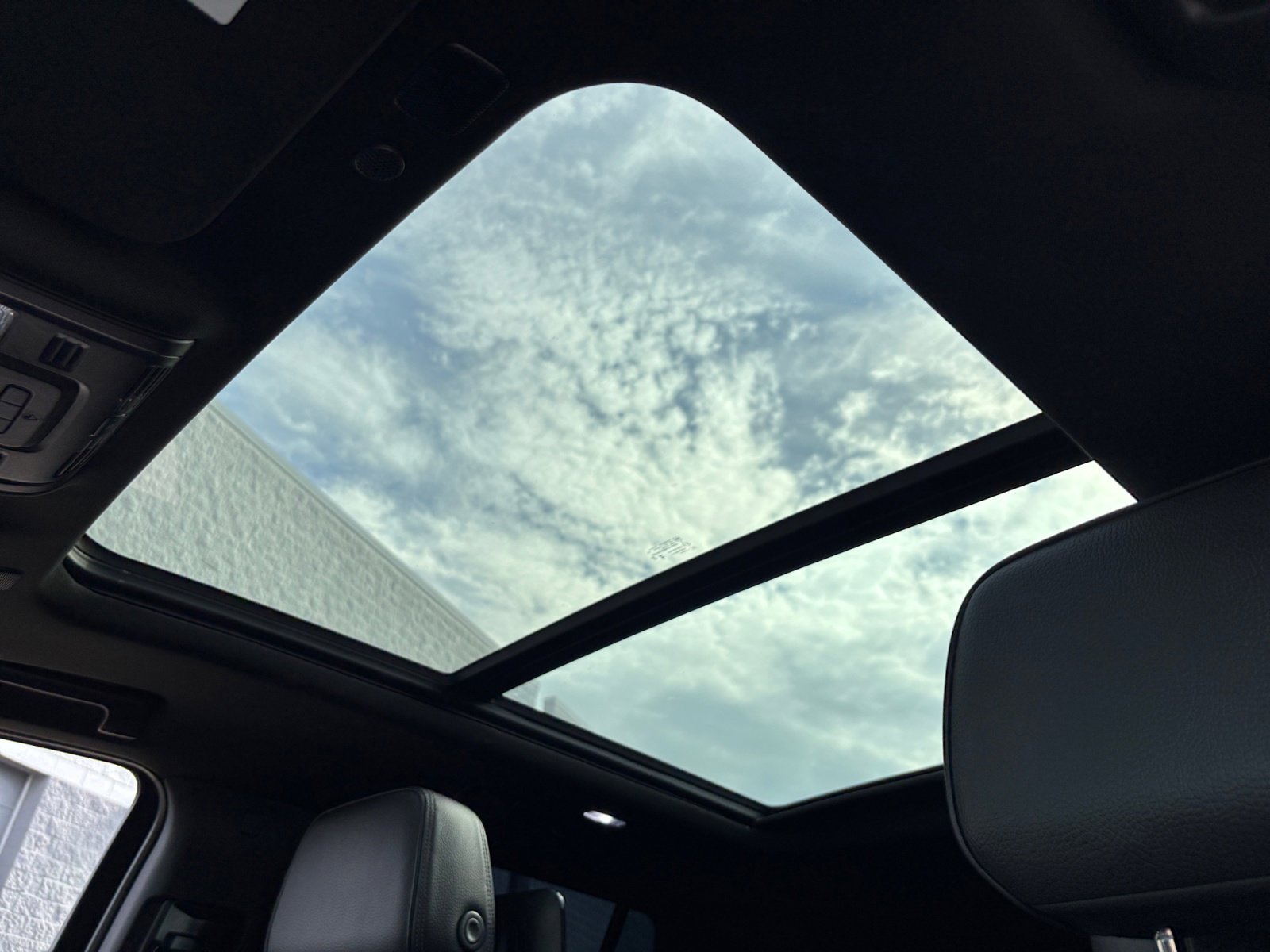 Used 2023 GMC Yukon Denali w/ Advanced Technology Package image 32