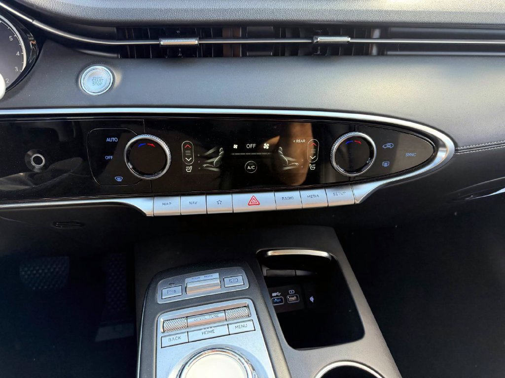 Certified 2025 Genesis GV70 2.5T AWD/4WD image 23