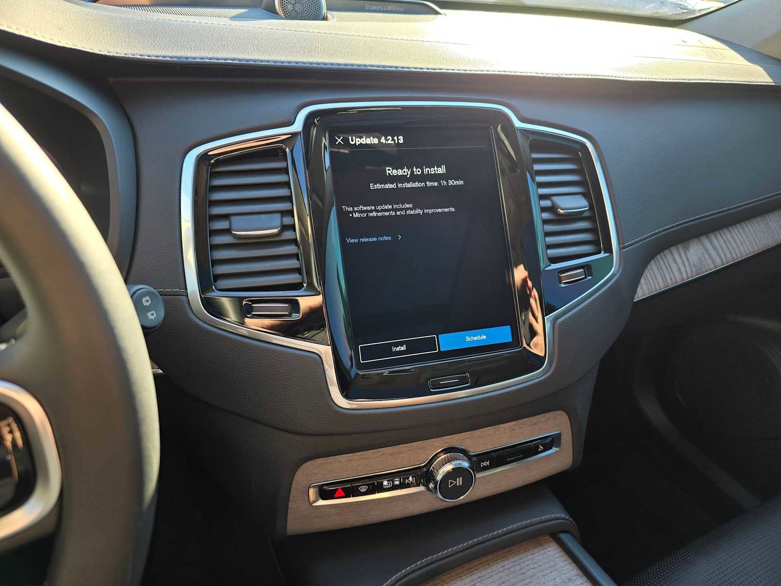 Certified 2024 Volvo XC90 T8 Ultimate w/ Lounge Package image 28