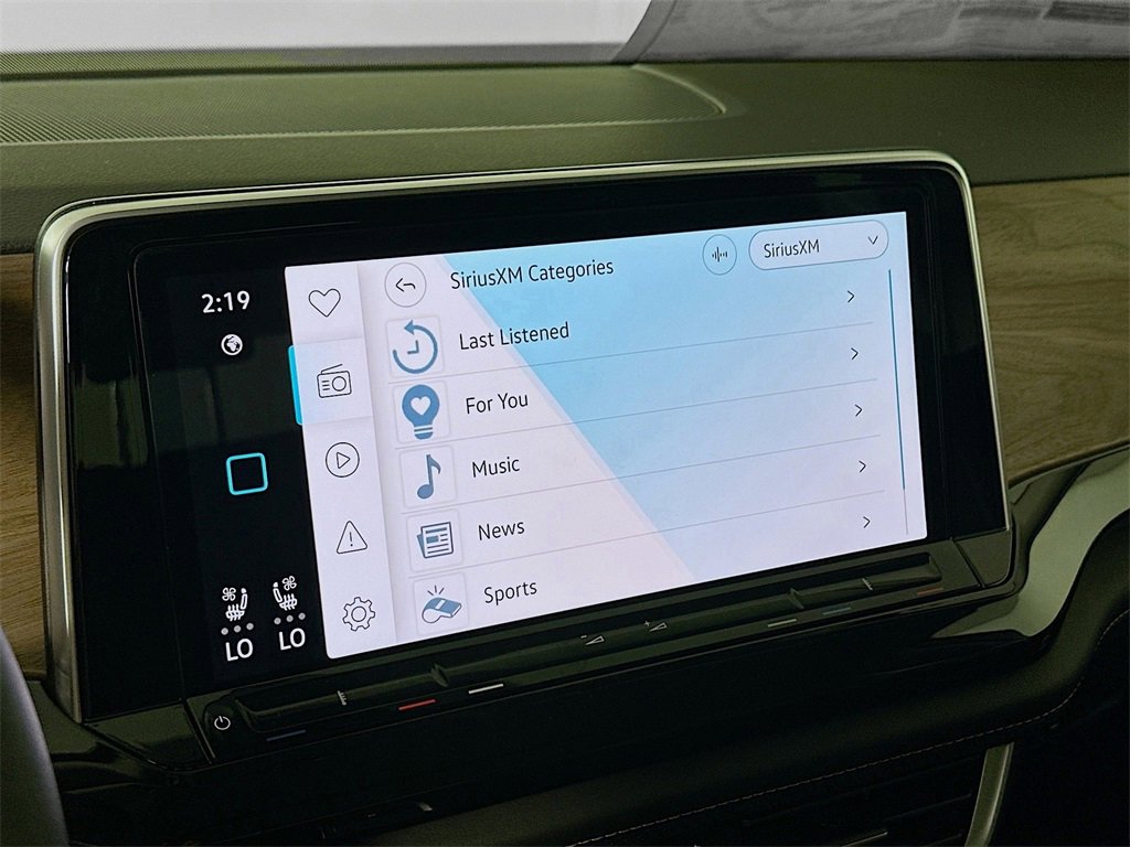 Used 2025 Volkswagen Atlas SE w/ Panoramic Sunroof Package image 13