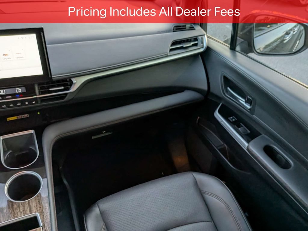 Used 2025 Toyota Sienna Limited FWD image 18
