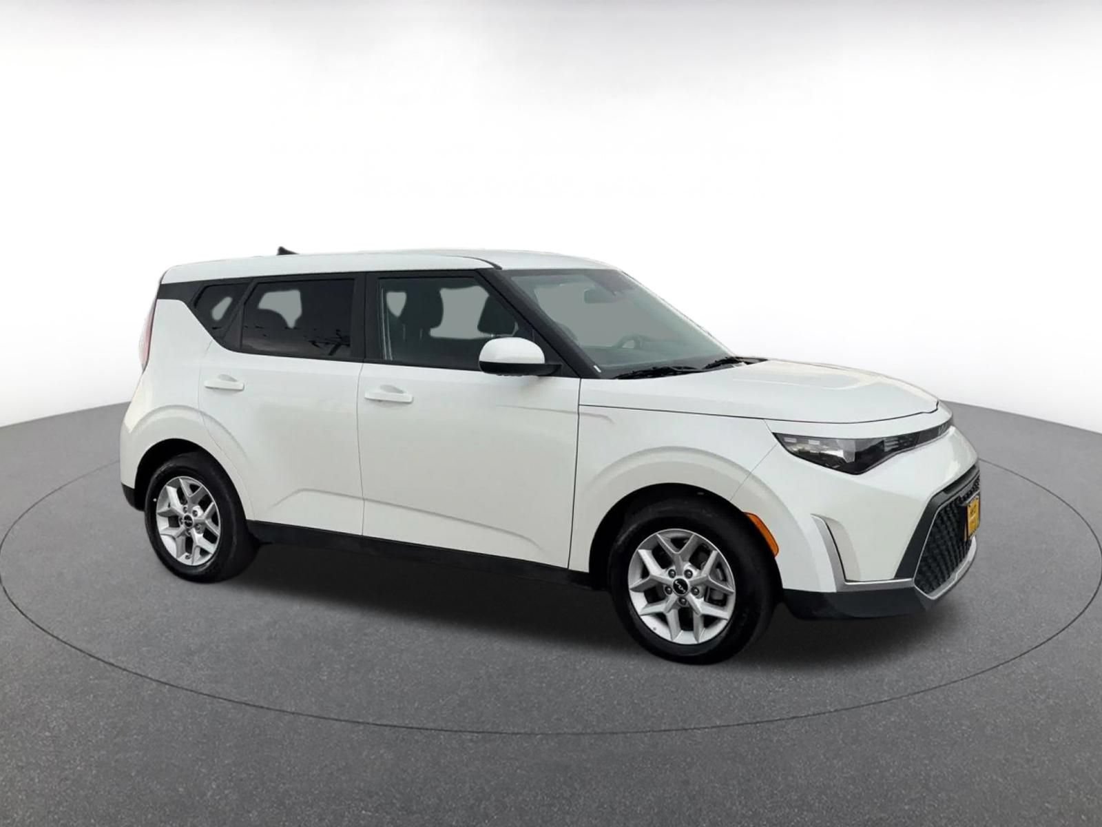 Used 2025 Kia Soul LX w/ LX Technology Package FWD image 2