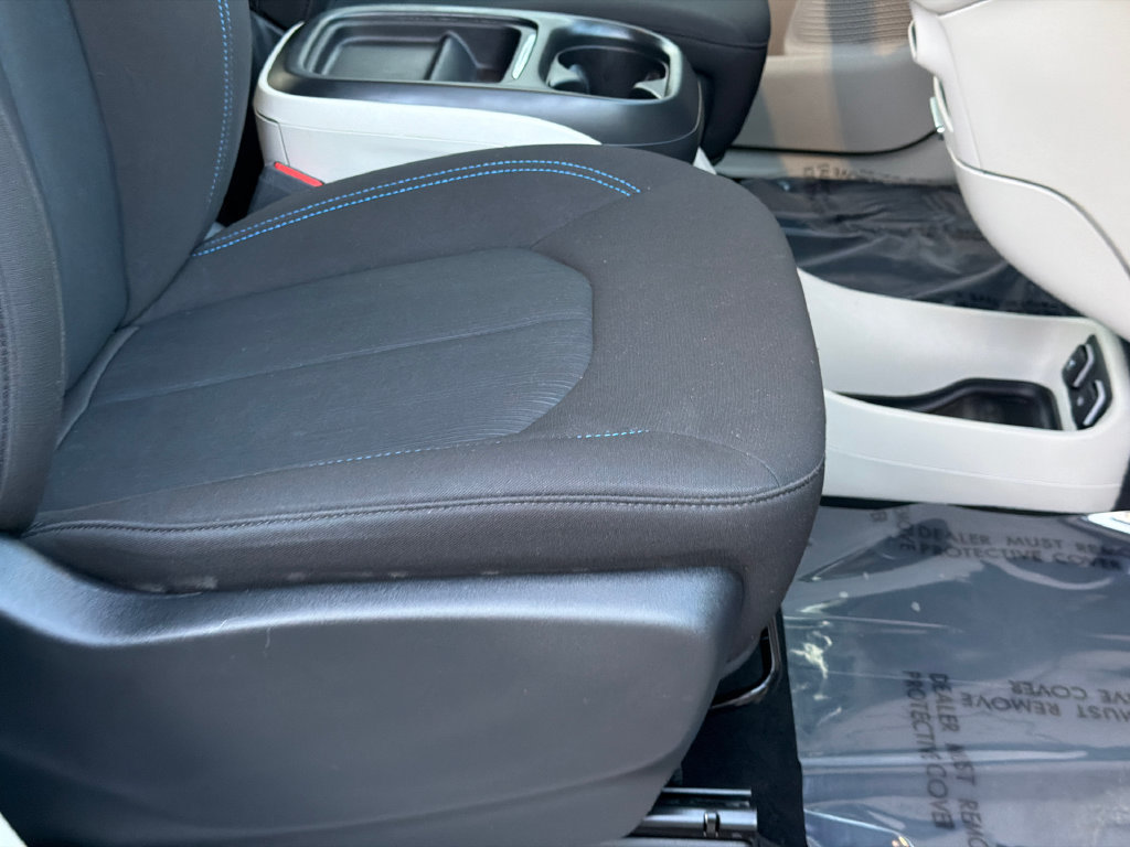 Used 2021 Chrysler Pacifica Touring FWD image 13