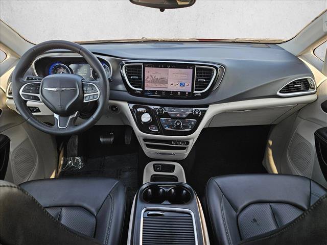 Used 2023 Chrysler Pacifica Touring-L FWD image 16