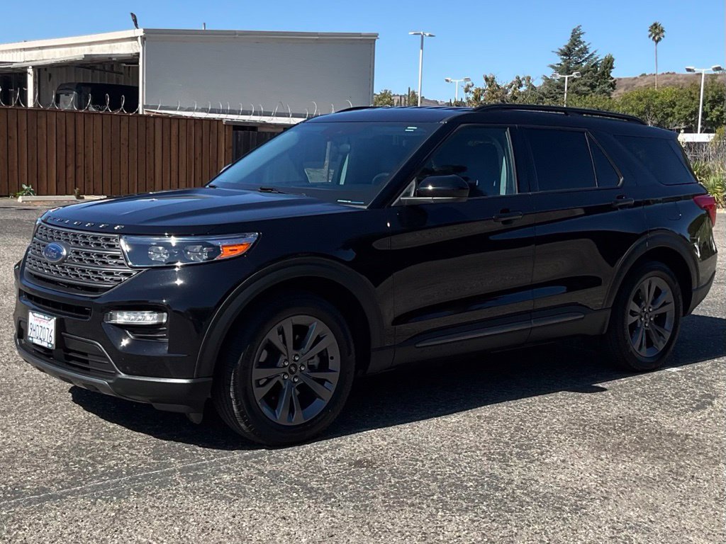 Used 2023 Ford Explorer XLT w/ Equipment Group 202A RWD image 2