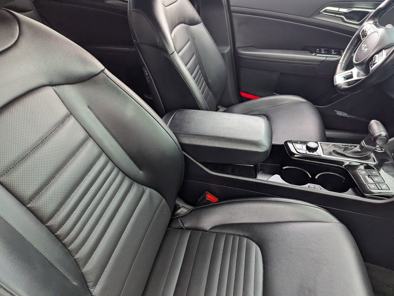 Used 2025 Kia Sportage SX image 11