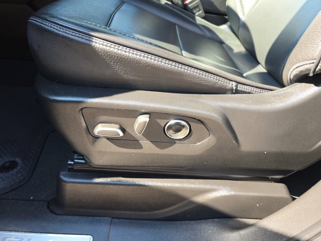 Used 2025 GMC Yukon XL Denali AWD/4WD image 21