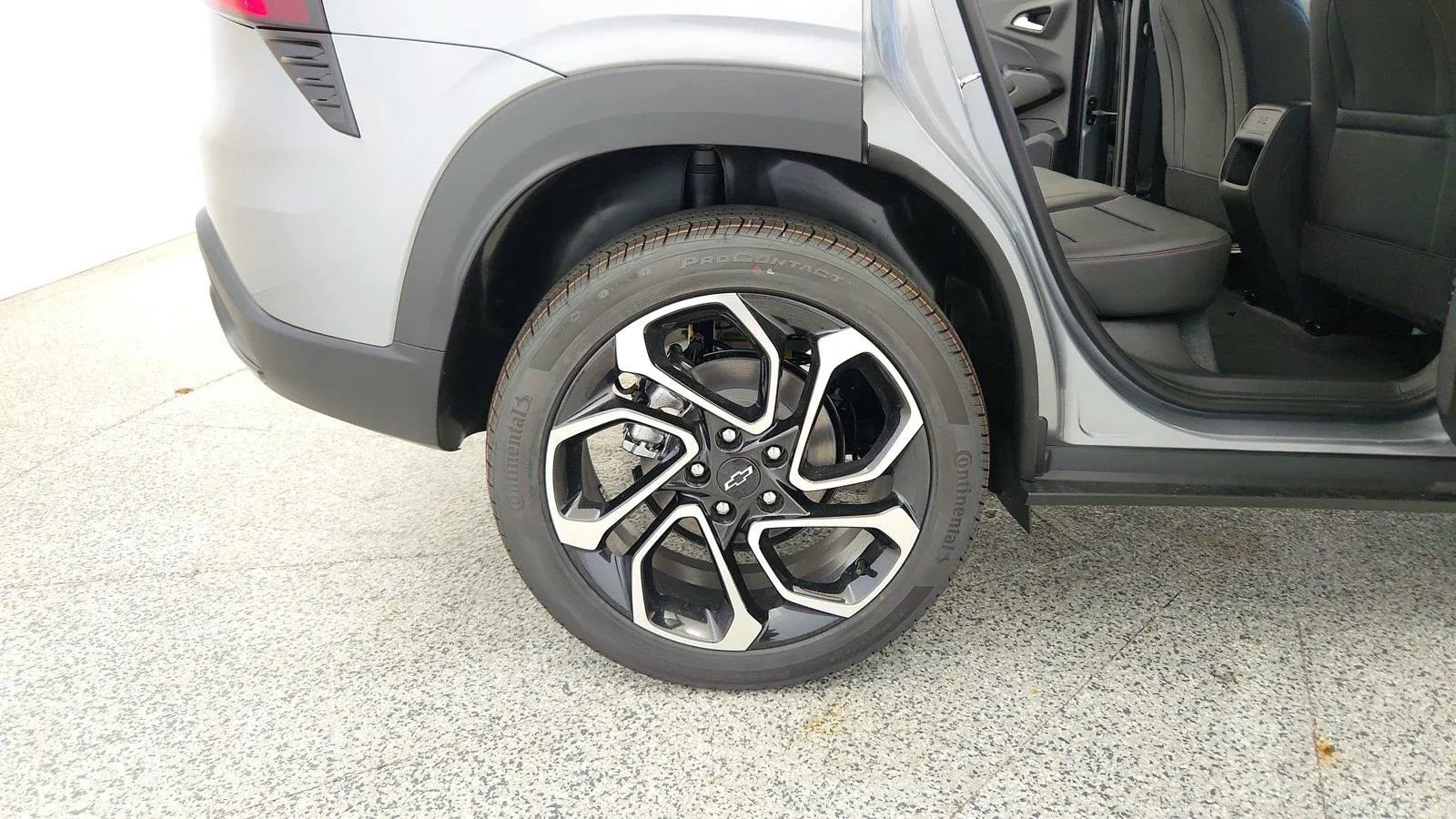 New 2026 Chevrolet Trax RS w/ Sunroof Package FWD image 32