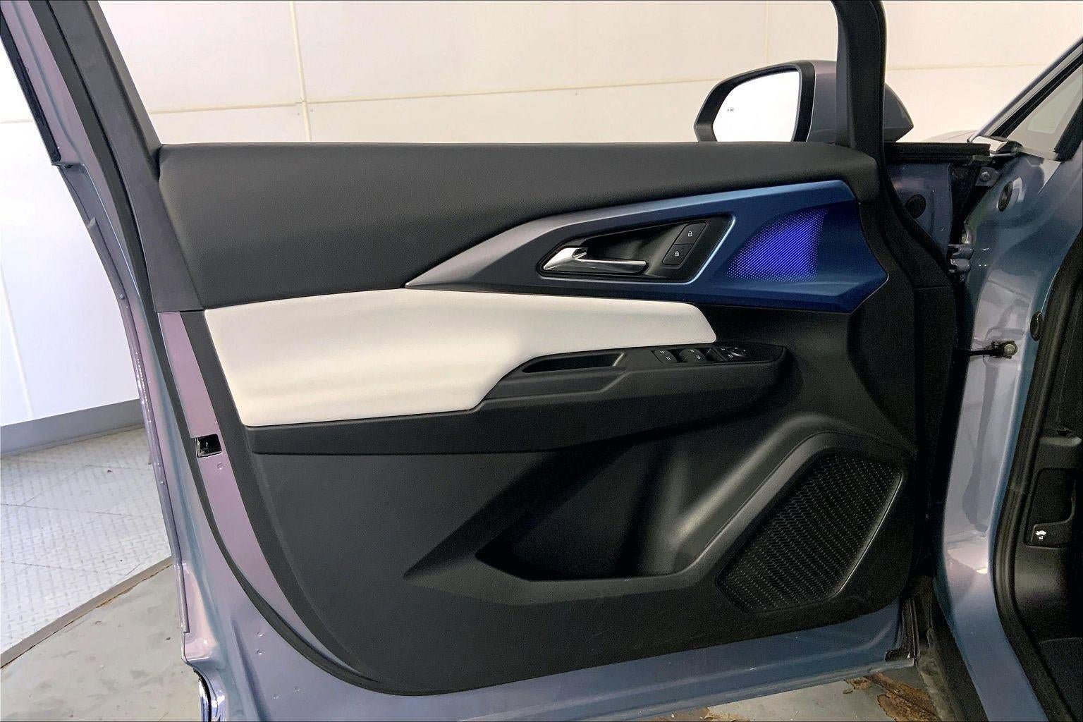 Used 2025 Chevrolet Equinox EV LT FWD image 24