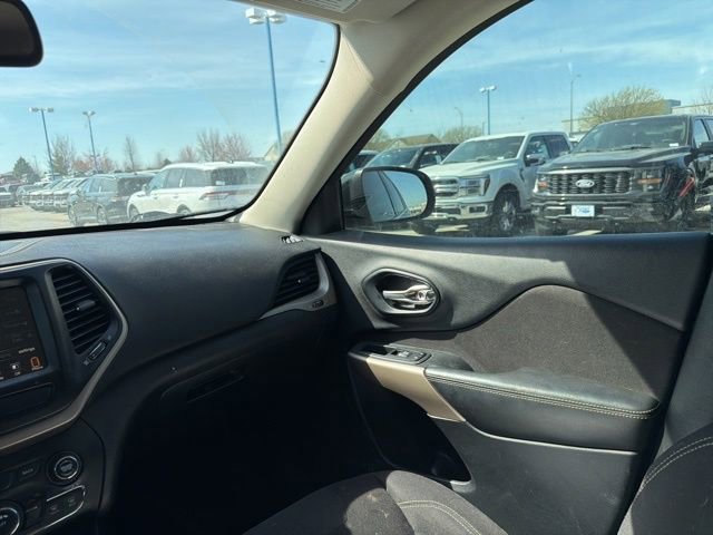 Used 2017 Jeep Cherokee Latitude image 18