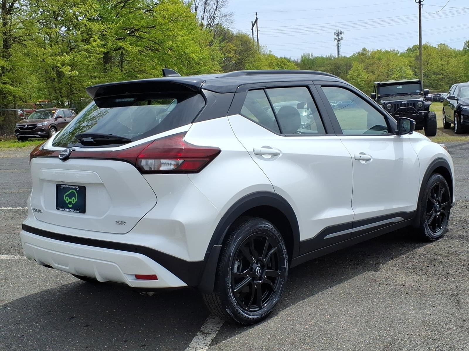 Used 2023 Nissan Kicks SR w/ SR Premium Package FWD image 6