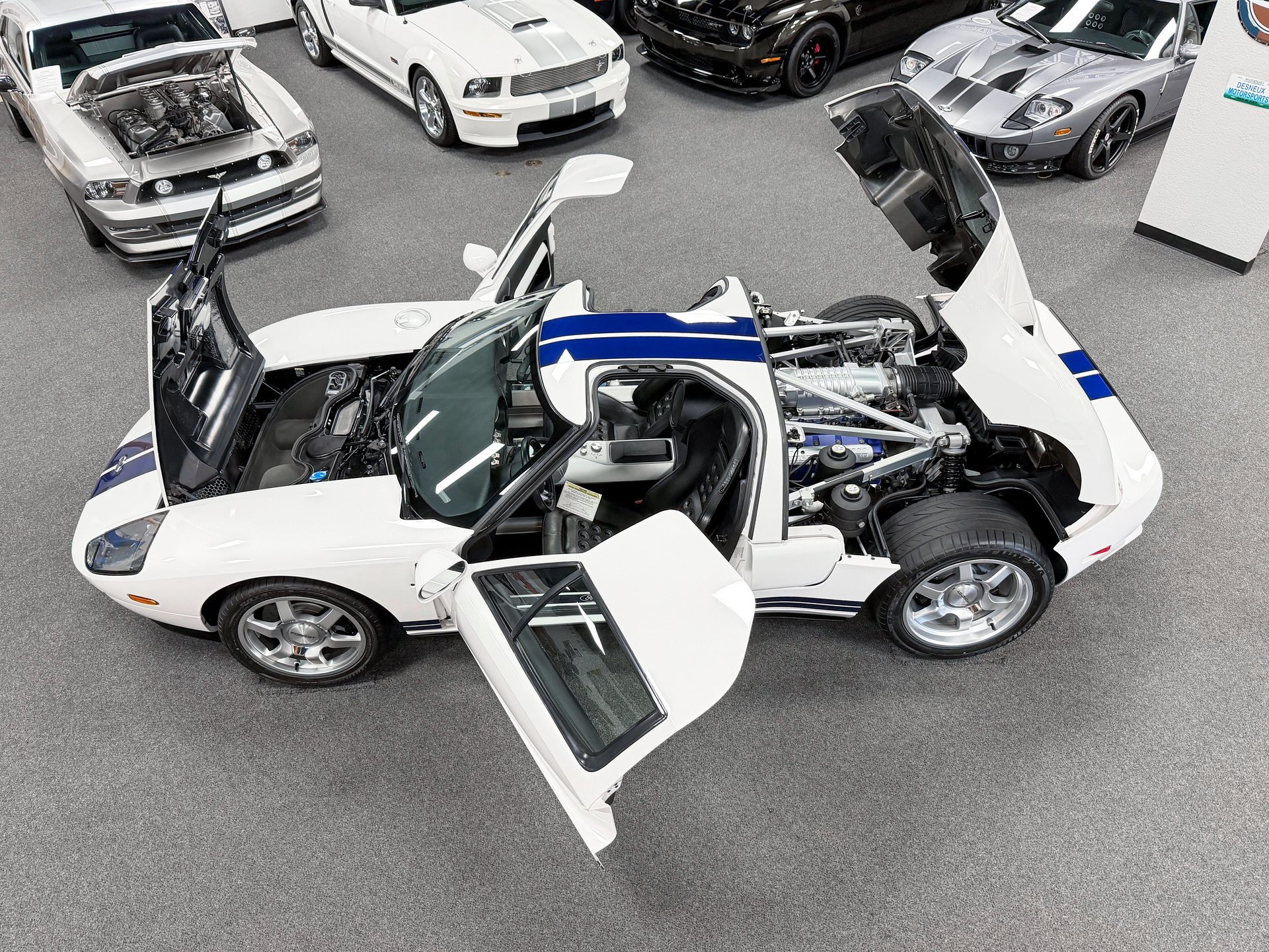 Used 2005 Ford GT RWD image 11