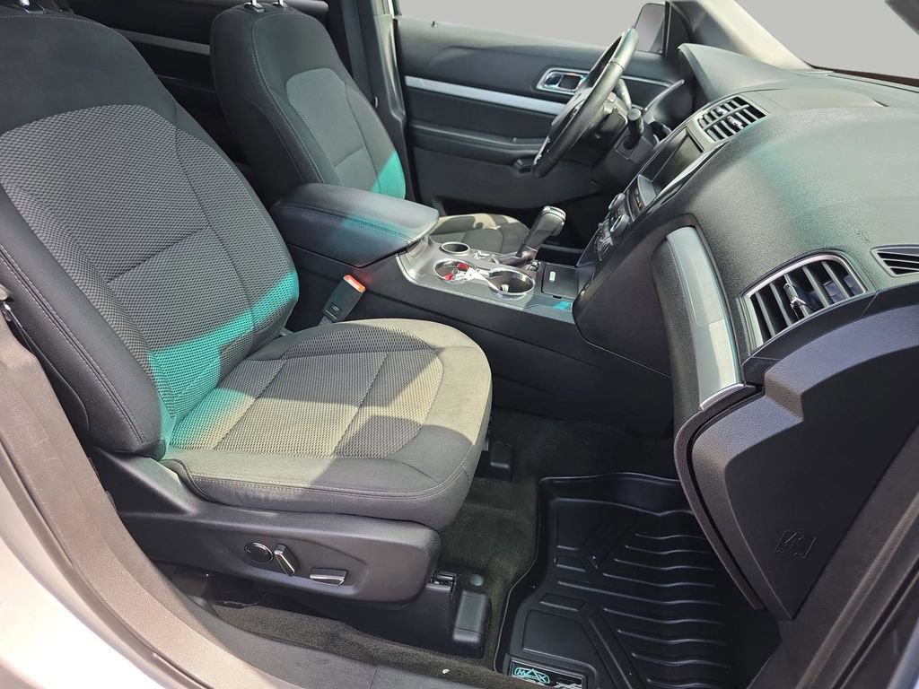 Used 2016 Ford Explorer XLT w/ Equipment Group 201A FWD image 31