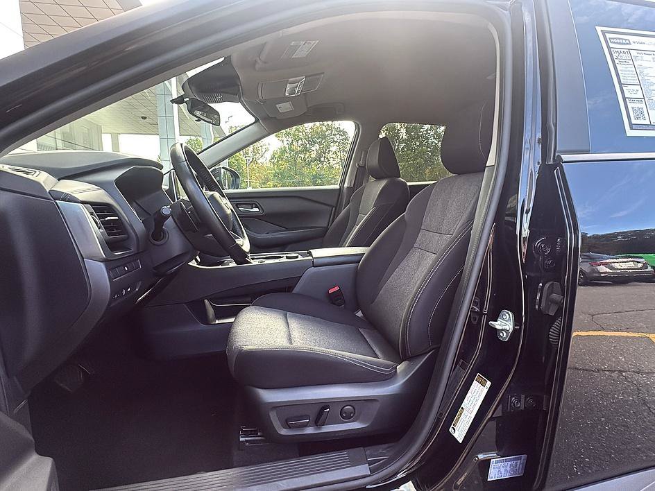 Certified 2025 Nissan Rogue SV AWD/4WD image 13