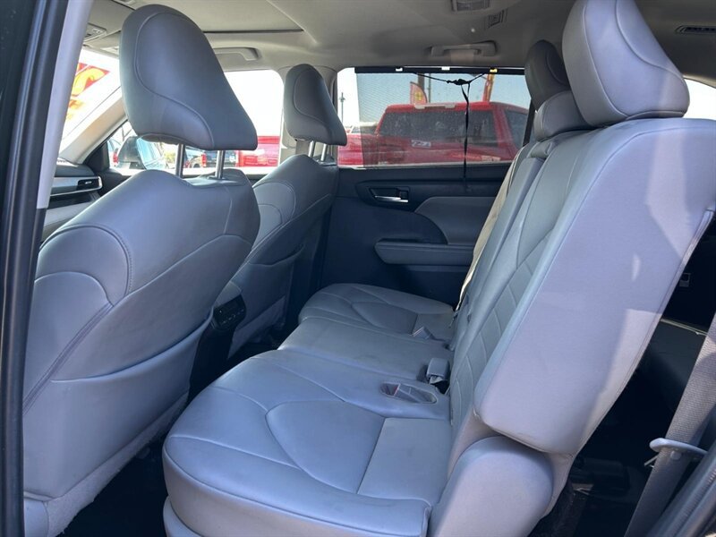 Used 2020 Toyota Highlander XLE AWD/4WD image 32