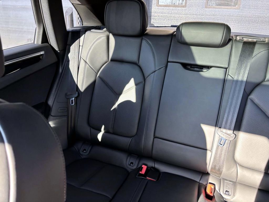 Certified 2024 Porsche Macan image 39