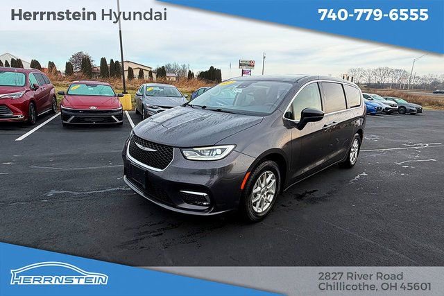 Used 2023 Chrysler Pacifica Touring-L image 3
