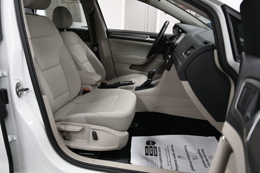 Used 2017 Volkswagen Golf S image 25