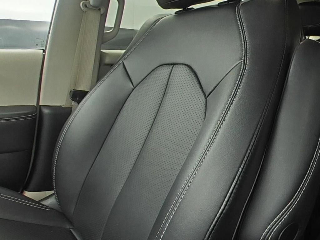 Used 2024 Chrysler Pacifica Touring-L FWD image 9