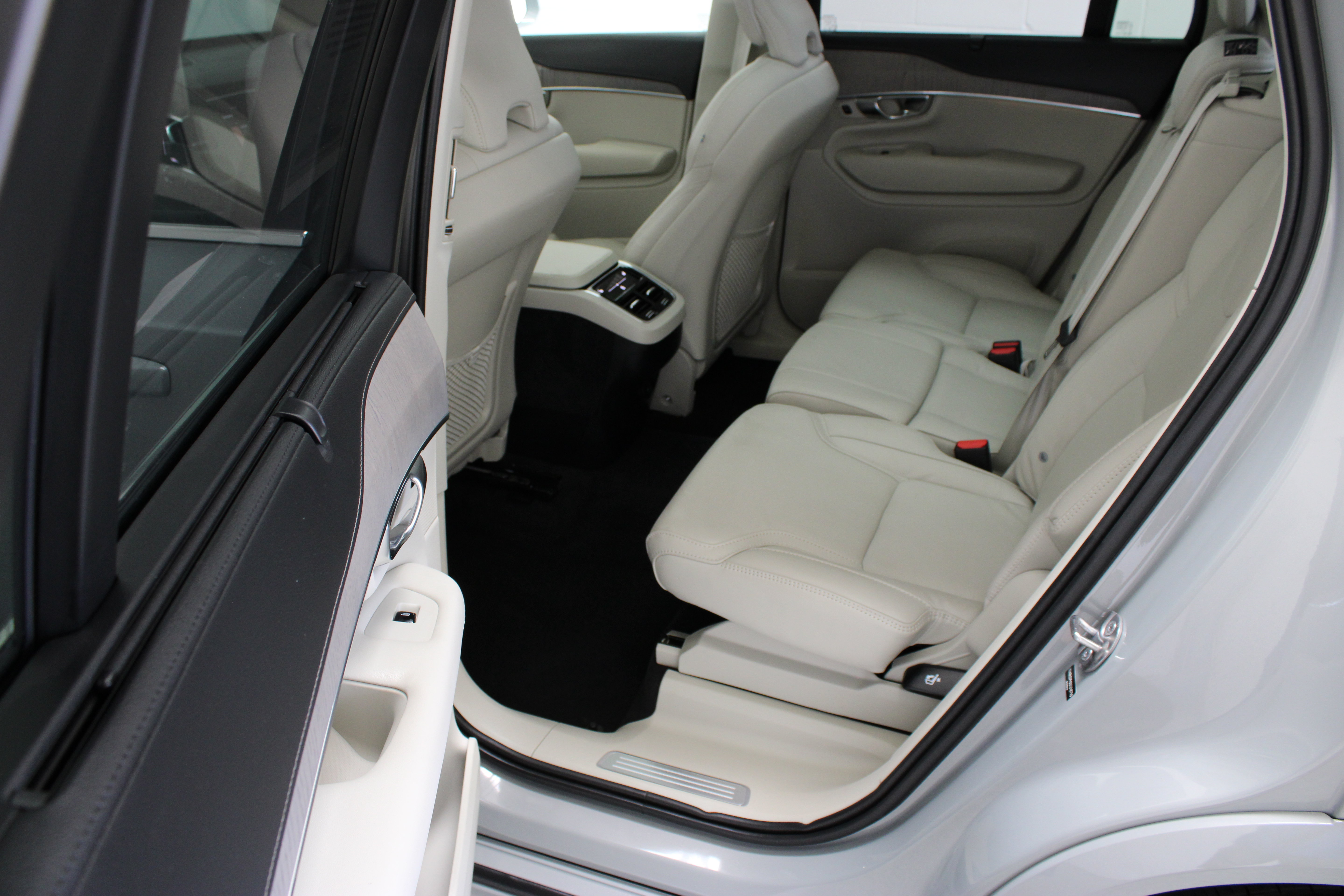 Used 2025 Volvo XC90 B6 Ultra w/ Protection Package Premier AWD/4WD image 29
