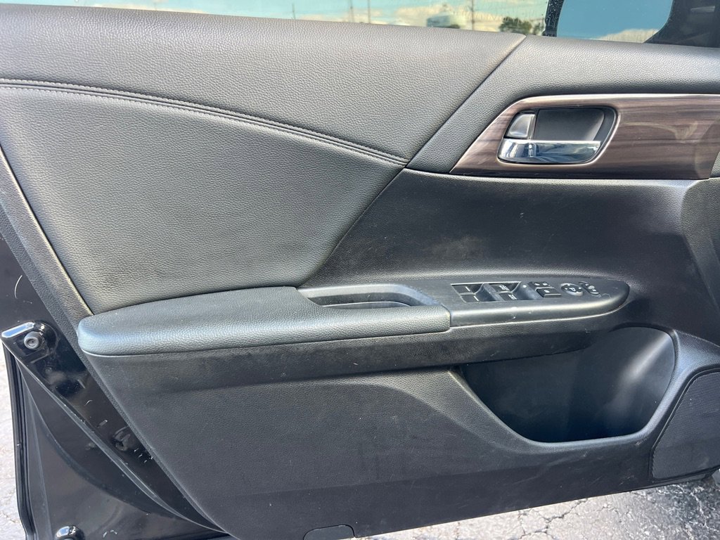 Used 2017 Honda Accord EX image 10