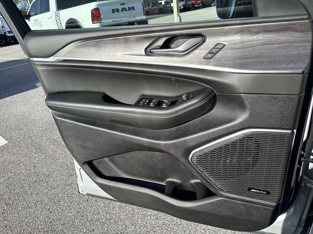 Used 2024 Jeep Grand Cherokee Overland w/ Trailer Tow Package image 17