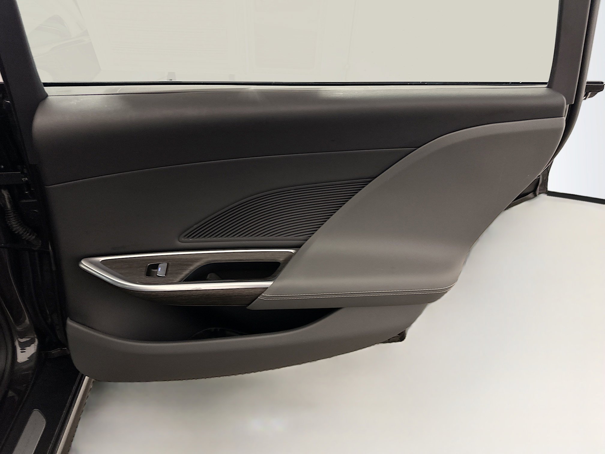 Used 2024 Lucid Air Touring AWD/4WD image 32