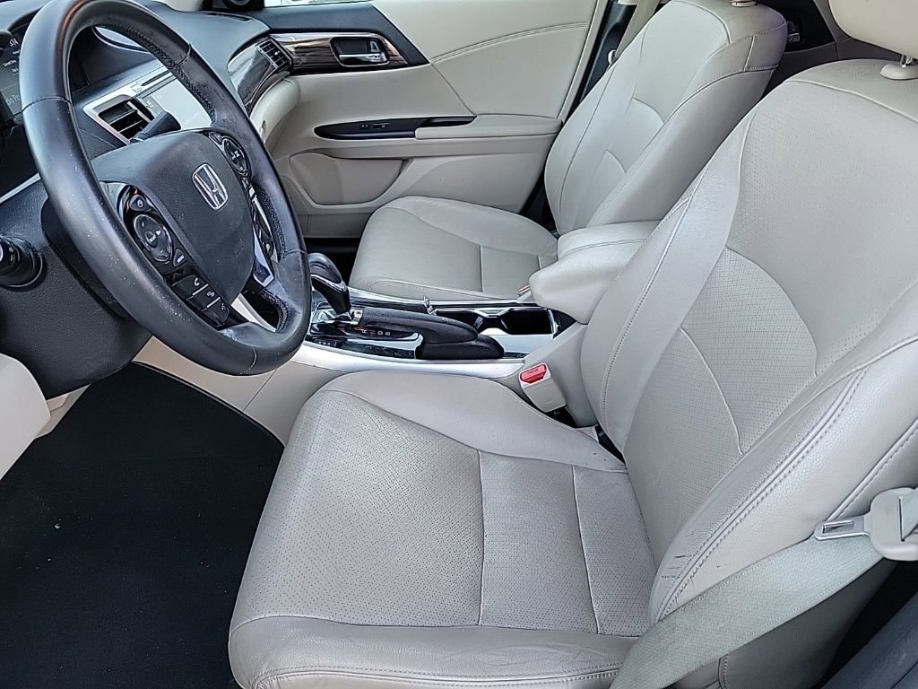 Used 2017 Honda Accord Touring image 9