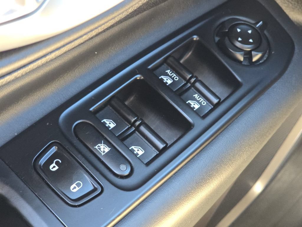 Used 2023 Jeep Renegade Latitude AWD/4WD image 23