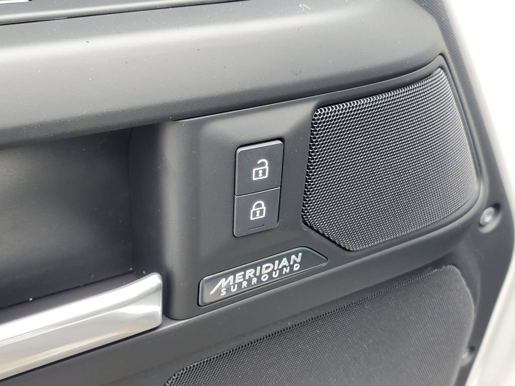 Used 2026 Land Rover Defender 130 X-Dynamic SE AWD/4WD image 12