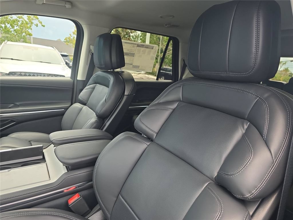 New 2027 Lincoln Navigator Premiere RWD image 17