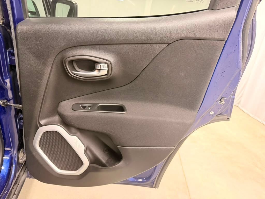 Used 2018 Jeep Renegade Latitude w/ Cold Weather Group AWD/4WD image 34