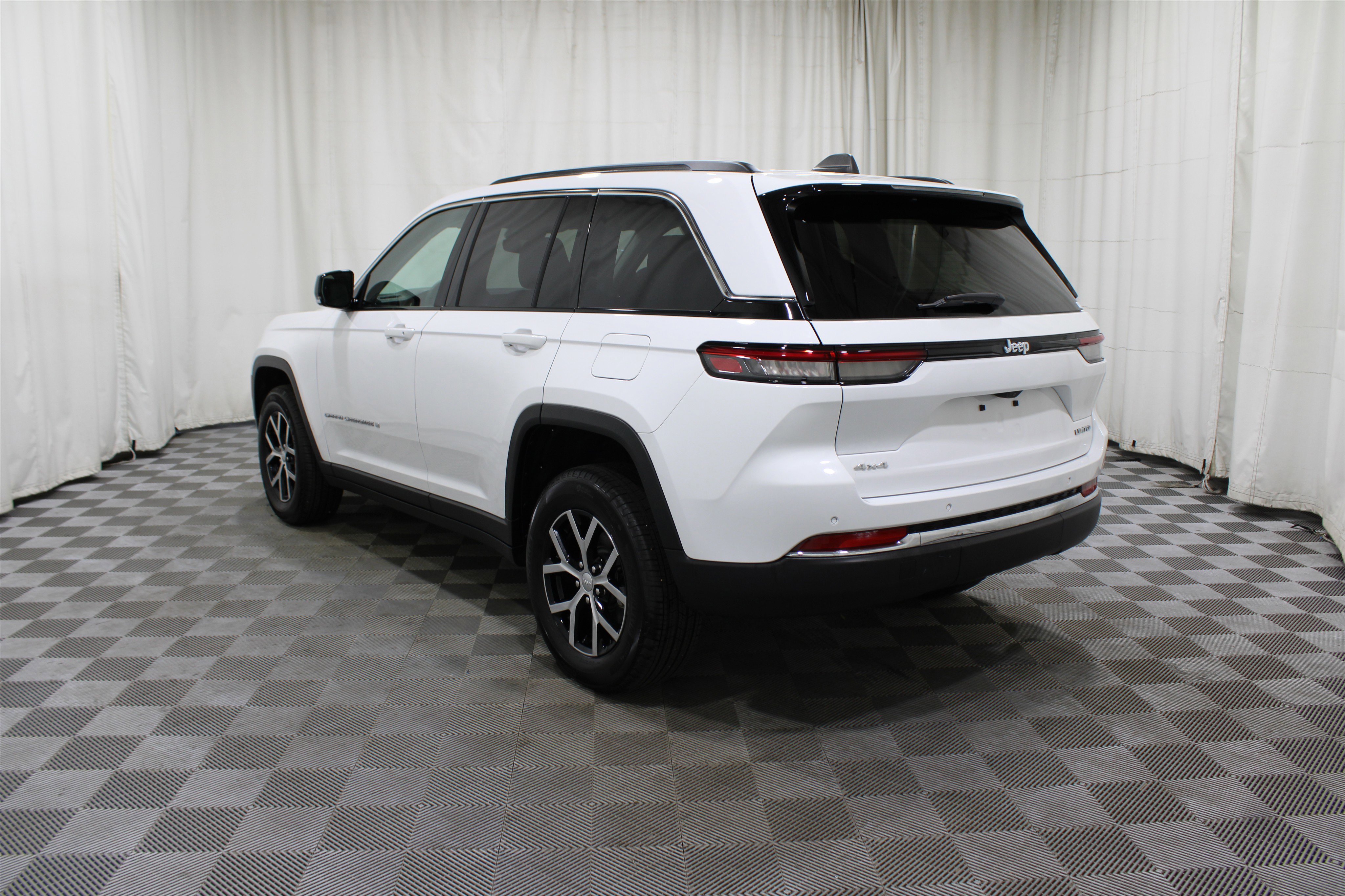 Used 2024 Jeep Grand Cherokee Limited image 29