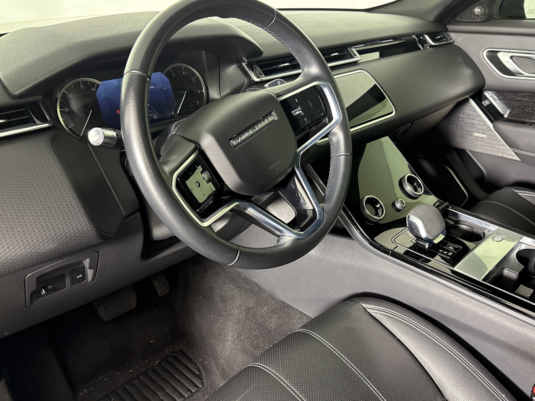 Used 2022 Land Rover Range Rover Velar S image 4