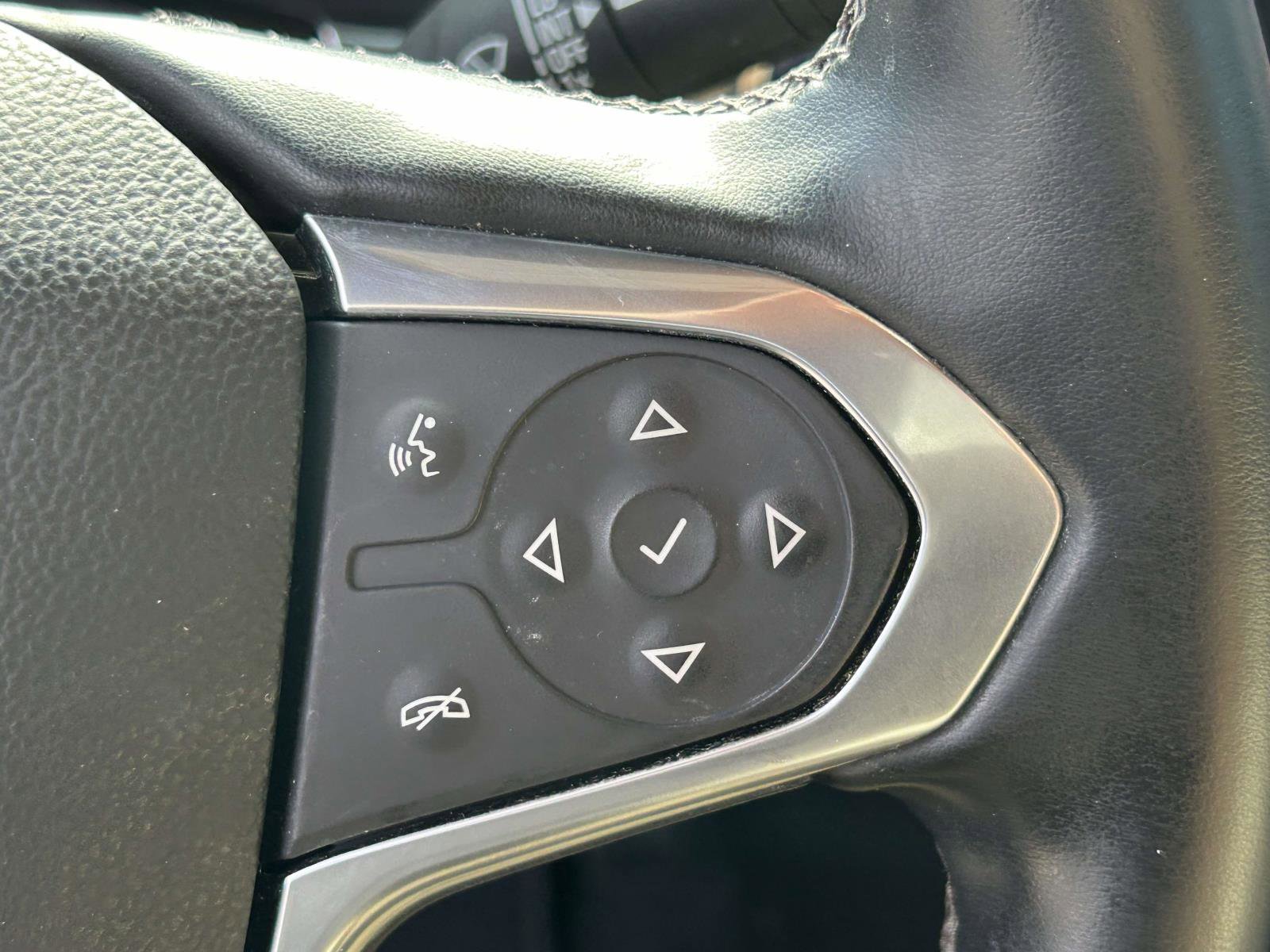 Used 2023 Chevrolet Traverse LT image 23