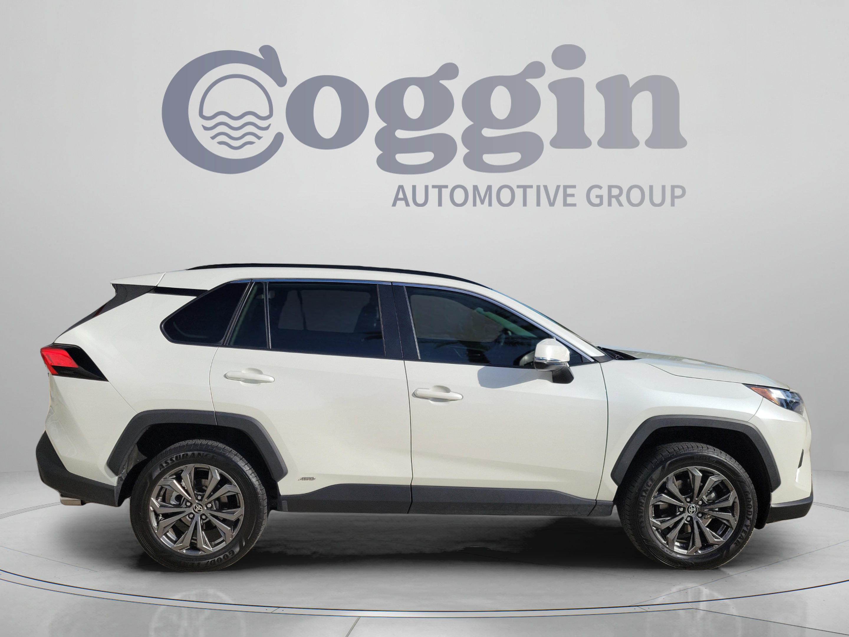 Used 2022 Toyota RAV4 XLE Premium AWD/4WD image 4