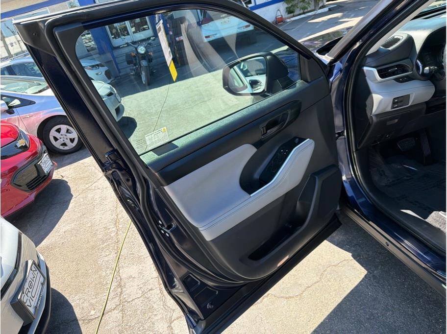 Used 2020 Toyota Highlander LE FWD image 13
