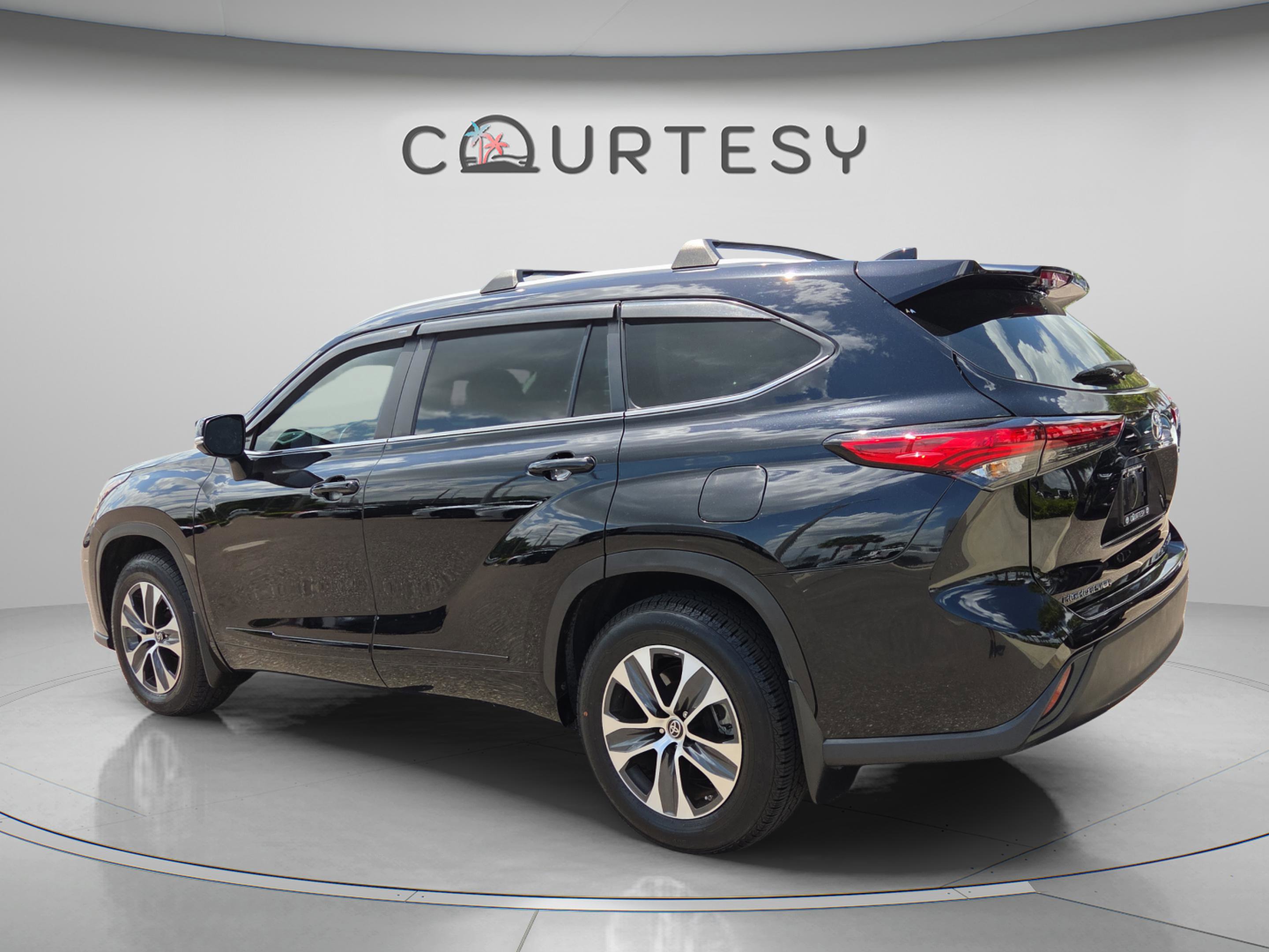 Used 2023 Toyota Highlander XLE image 3