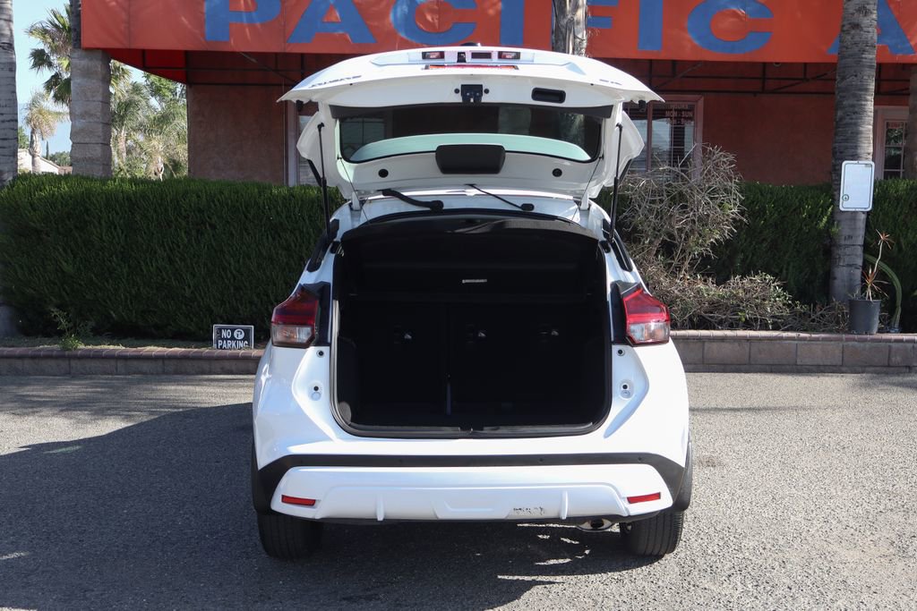 Used 2023 Nissan Kicks SR w/ SR Premium Package FWD image 8