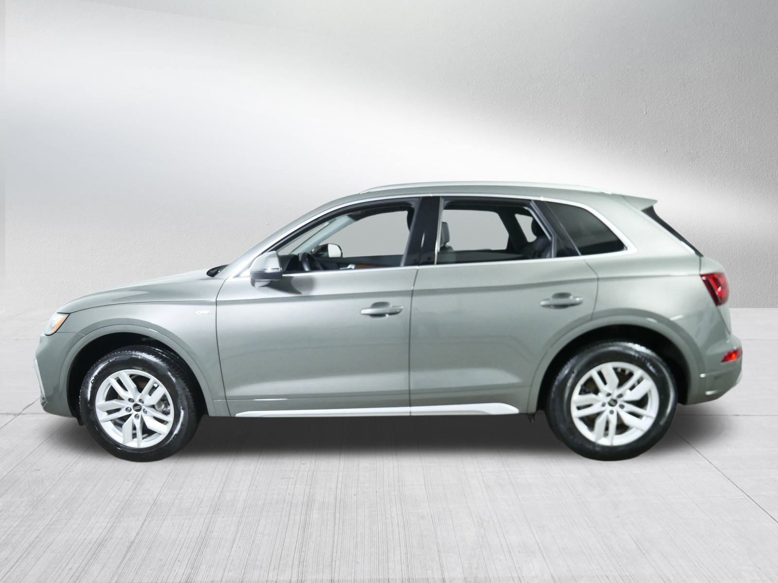 Used 2023 Audi Q5 2.0T Premium w/ Convenience Package image 4